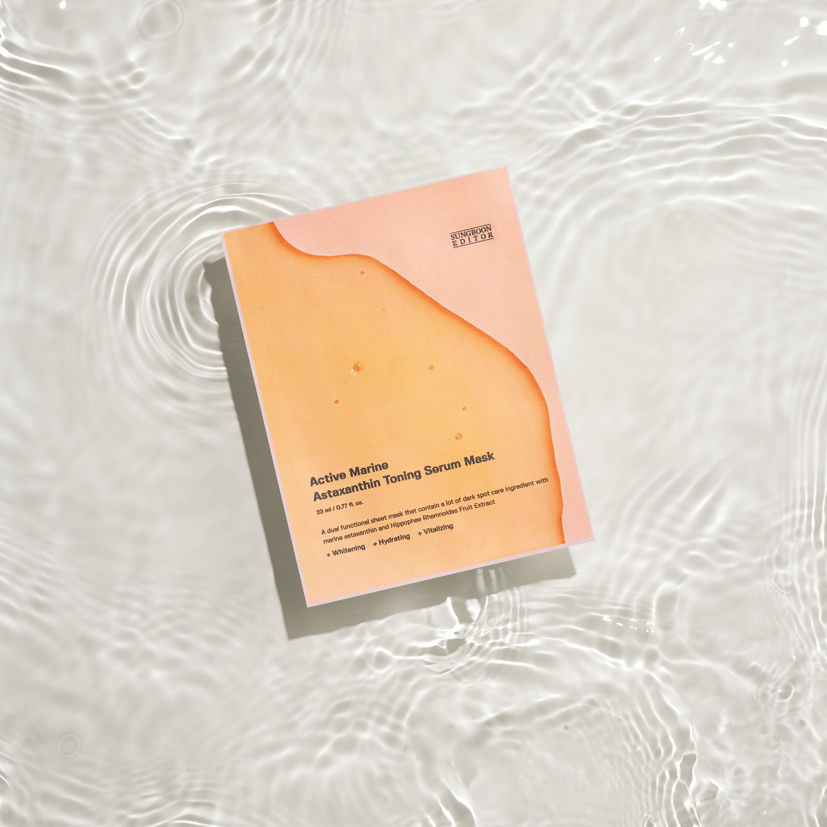 SUNGBOON EDITOR Active Marine Asxatanthin Toning Serum Mask 10 Sheets : masque en feuille sur fond aquatique.