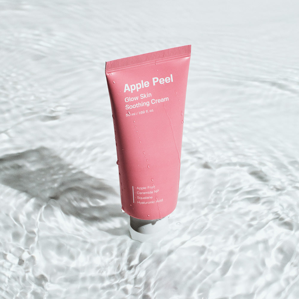 SUNGBOON EDITOR Apple Peel Glow Skin Soothing Cream 50ml, tube rose sur fond texturé, contexte beauté skincare