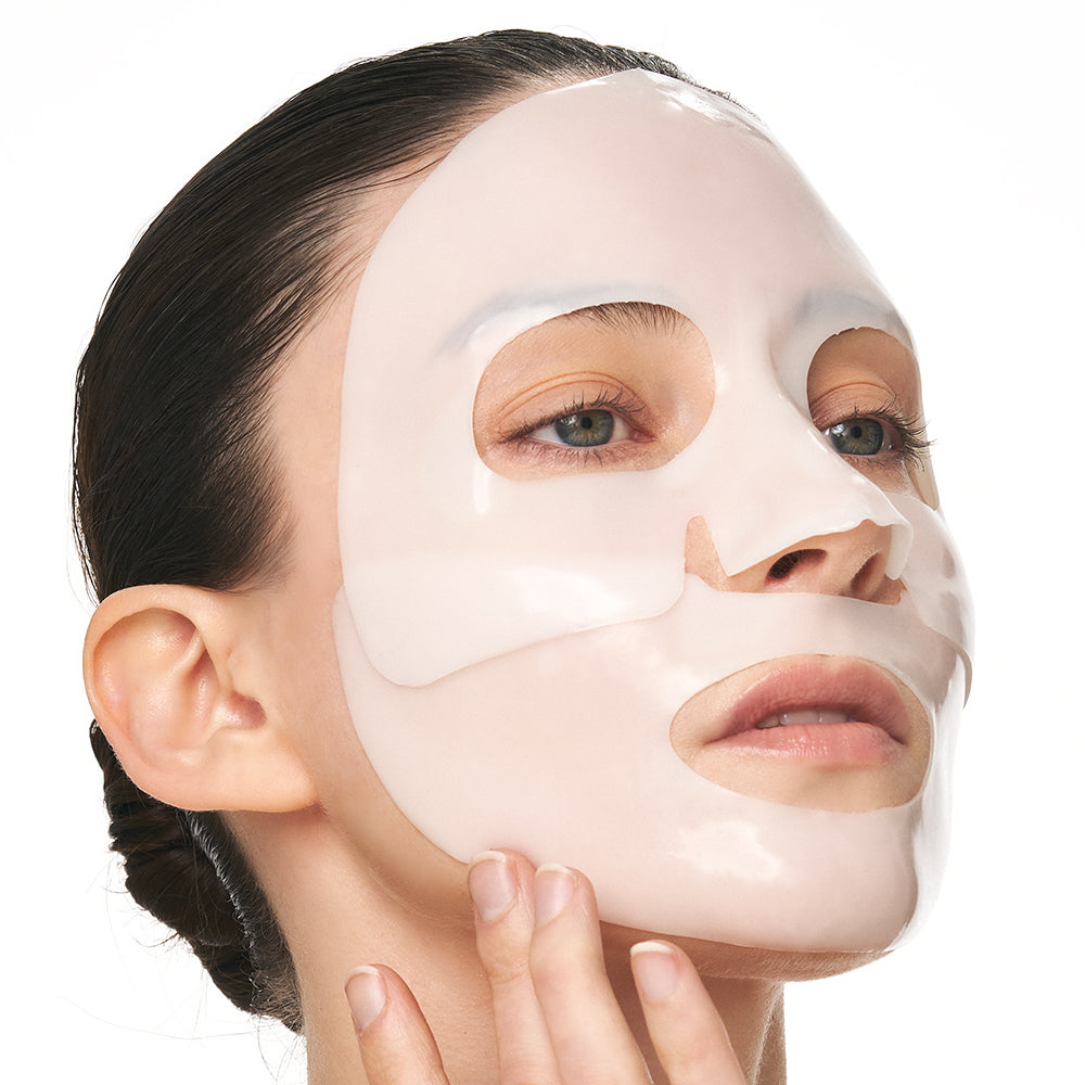 SUNGBOON EDITOR Deep Collagen Power Boosting Mask - 1 Mask : masque visage à l’argile sur peau, modèle en studio.