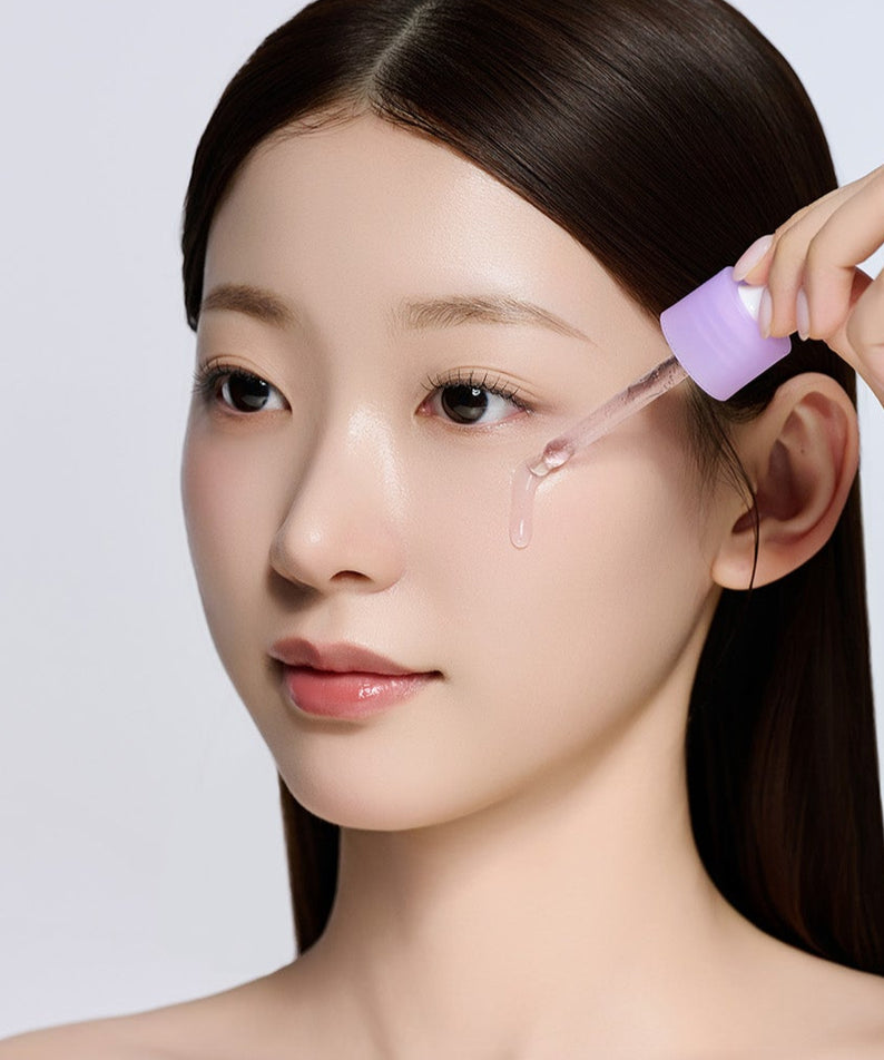 SUNGBOON EDITOR Grape Vita C Dark Spot Whitening Ampoule 40ml : application sur visage de femme, goutte au niveau de la joue