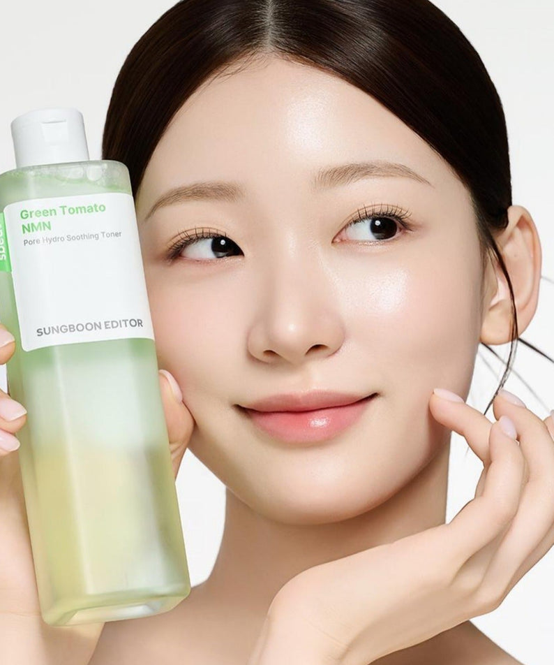 SUNGBOON EDITOR Green Tomato NMN Pore Hydro Soothing Toner 350g : femme aux côtés du flacon, visuel beauté.