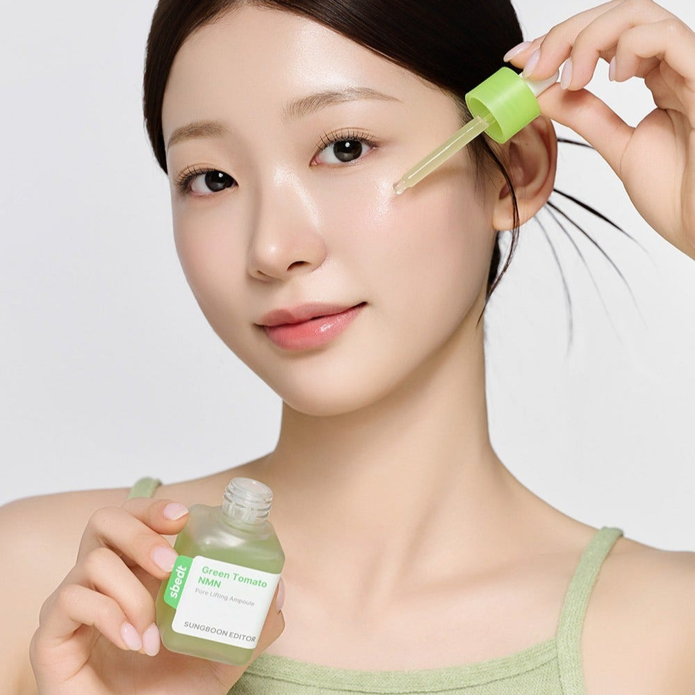 SUNGBOON EDITOR Green Tomato NMN Pore Lifting Ampoule 40ml : femme applique l’ampoule verte, bouteille et pipette.