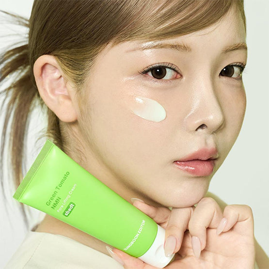 SUNGBOON EDITOR Green Tomato NMN Pore Lifting Cream 50ml, crème sur visage, modèle aux touches vertes, branding produit