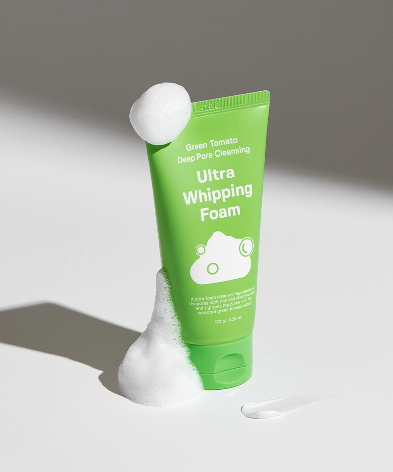 SUNGBOON EDITOR Green Tomato Pore Whipping Foam 120g, marque SUNGBOON, sur fond blanc avec mousse de produit.