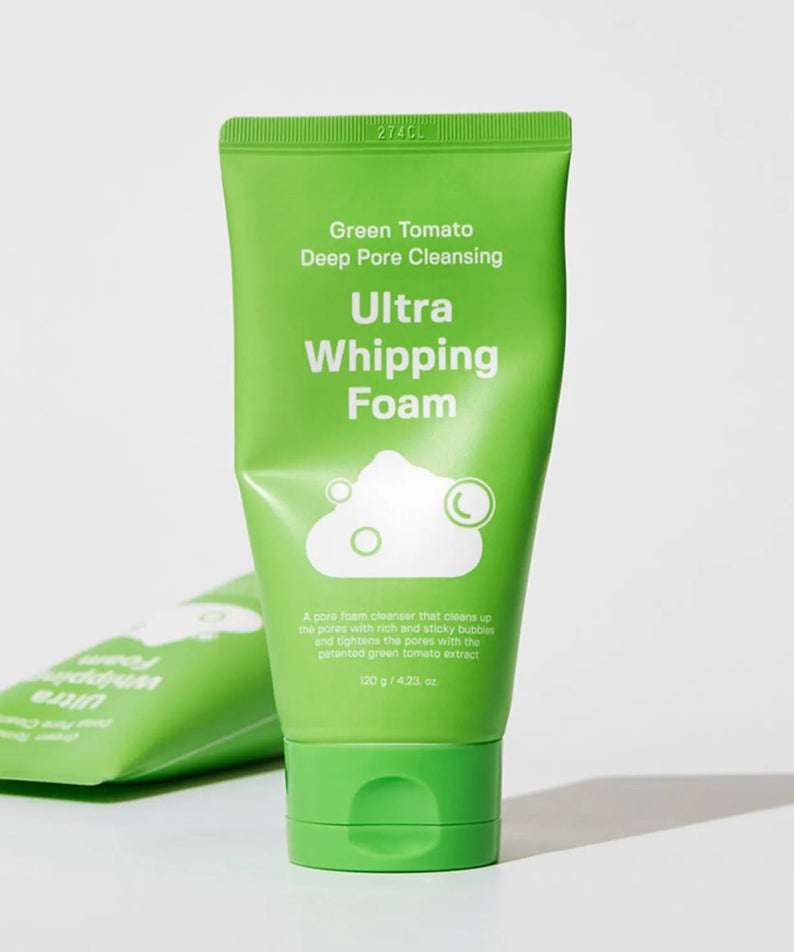 Décris l'image en français : SUNGBOON EDITOR Green Tomato Pore Whipping Foam 120g, tube vert sur fond clair.