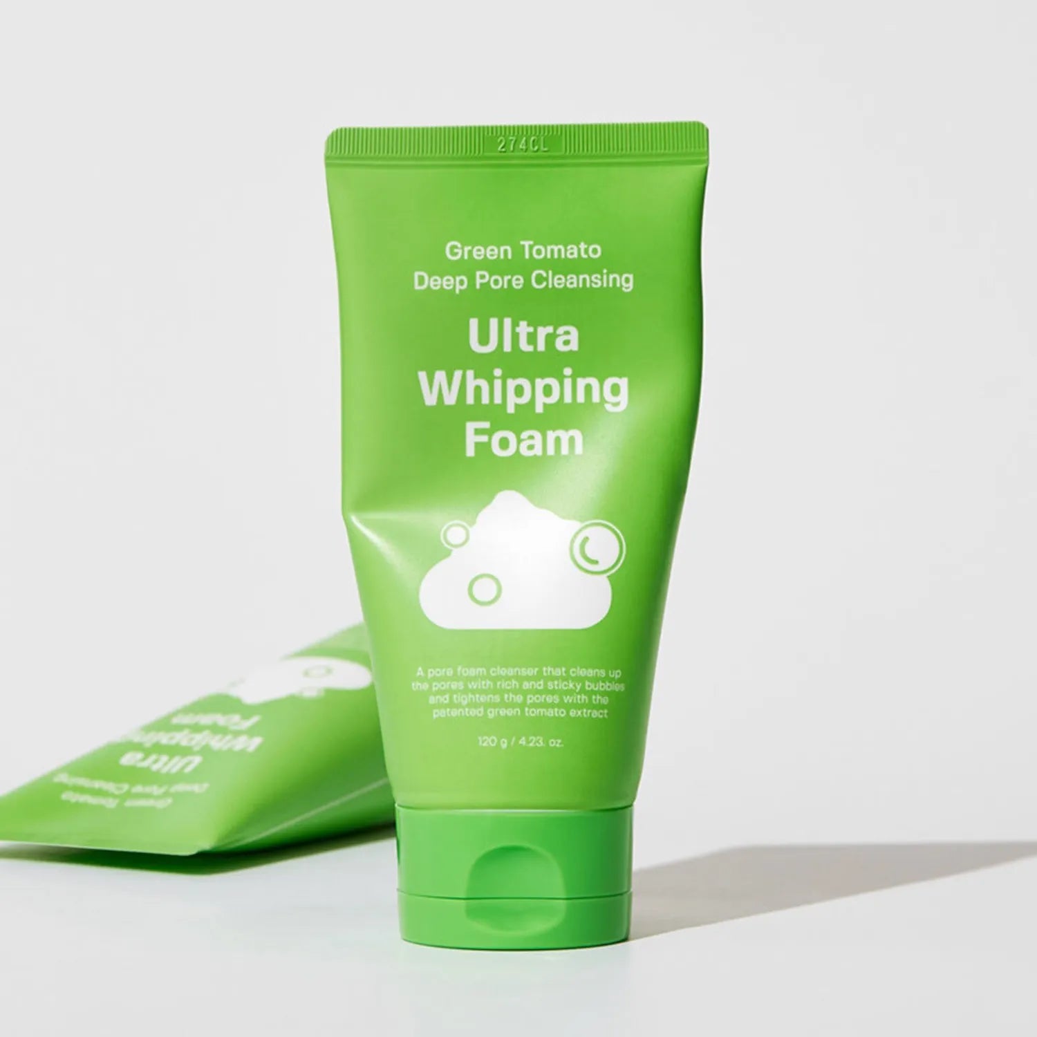 Décris l'image en français : SUNGBOON EDITOR Green Tomato Pore Whipping Foam 120g, tube vert sur fond clair.