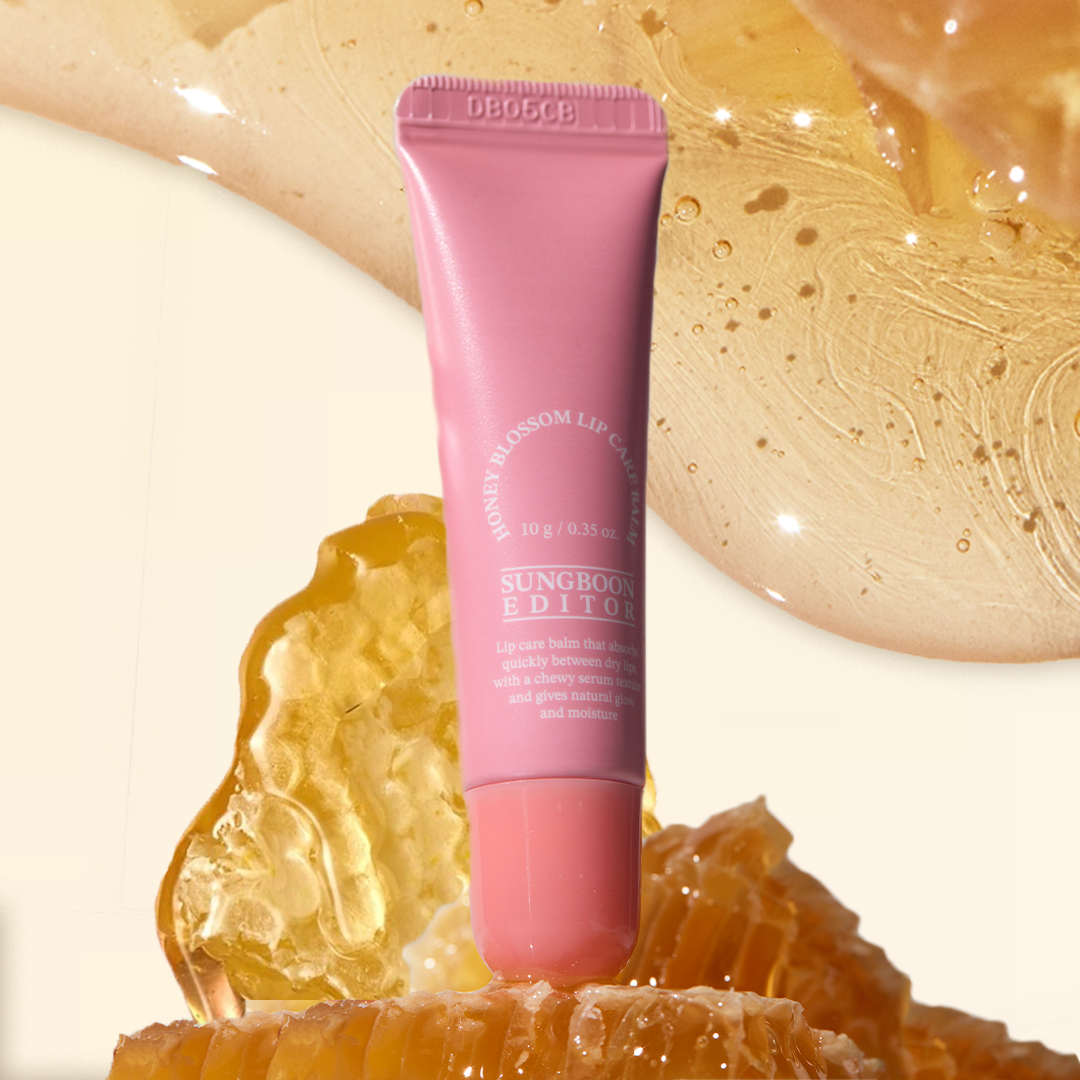 SUNGBOON EDITOR Honey Blossom Lip Care Balm : tube rose sur fond doré, gouttes et miel, visuel beauté.