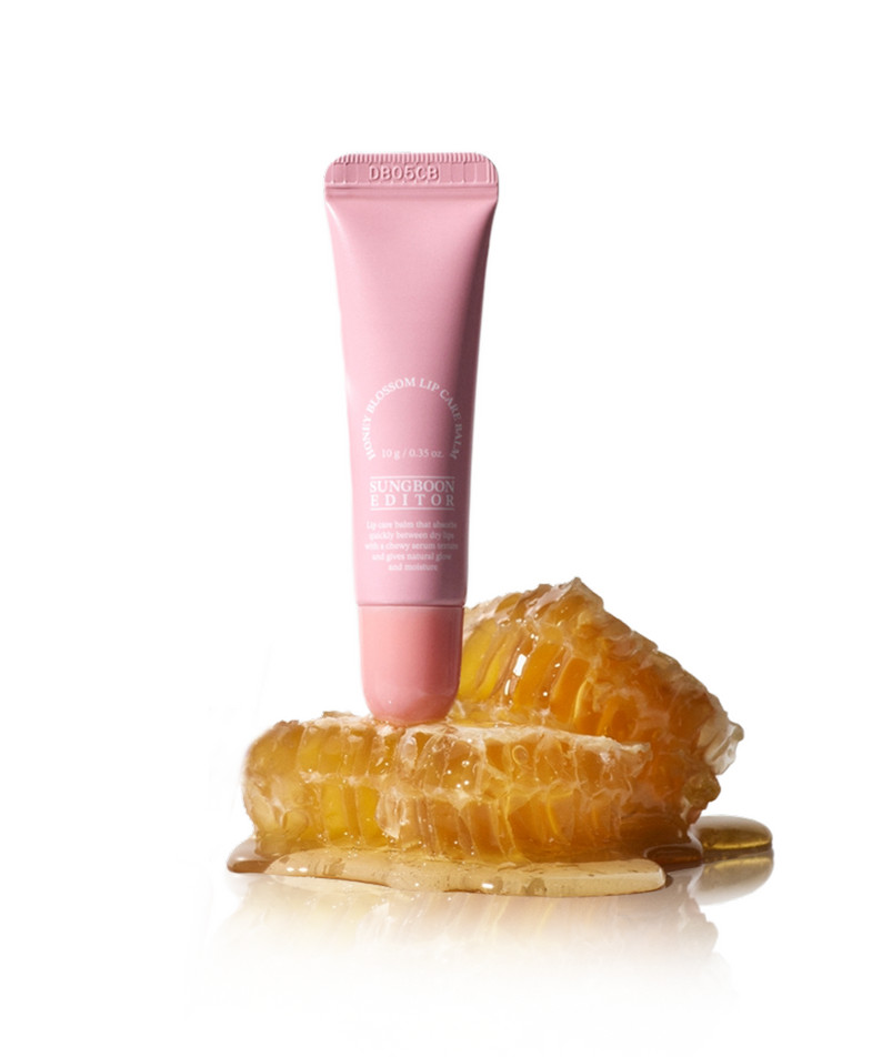 SUNGBOON EDITOR Honey Blossom Lip Care Balm : tube rose sur fond blanc, avec cire de miel en gros plan.
