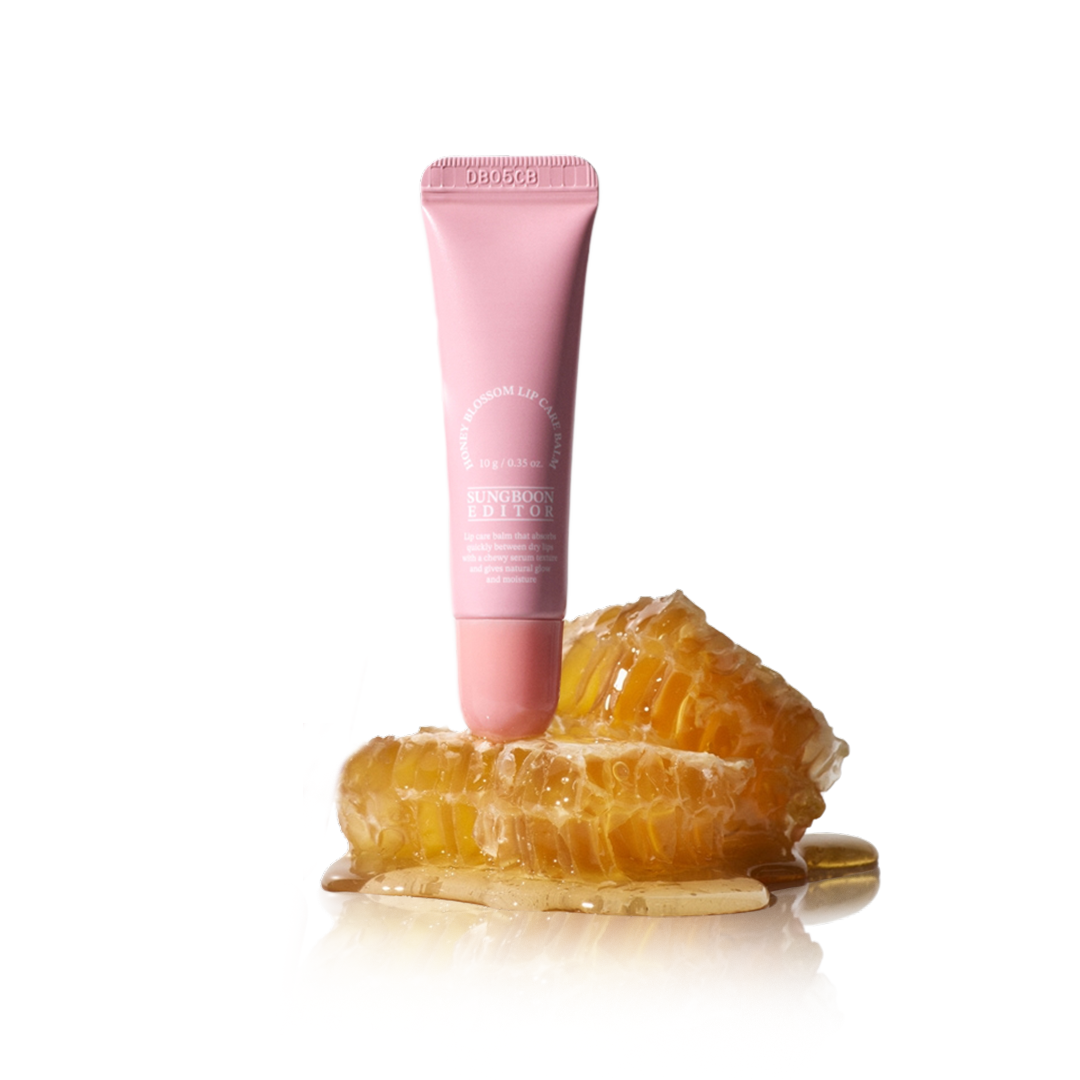 SUNGBOON EDITOR Honey Blossom Lip Care Balm : tube rose sur fond blanc, avec cire de miel en gros plan.