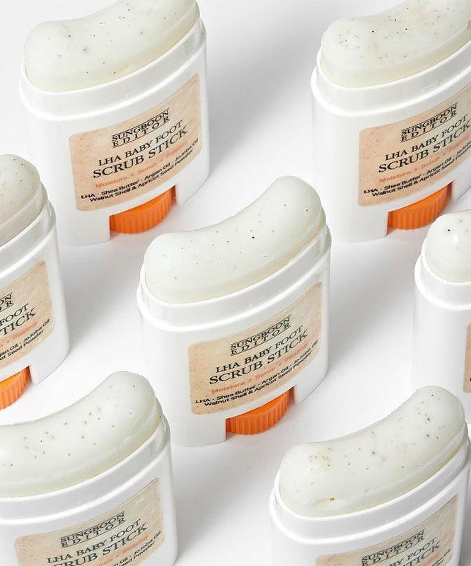 SUNGBOON EDITOR Laha Baby Foot Scrub Stick : pots de gommage pour les pieds, marque SUNGBOON, fond blanc, vue rapprochée.