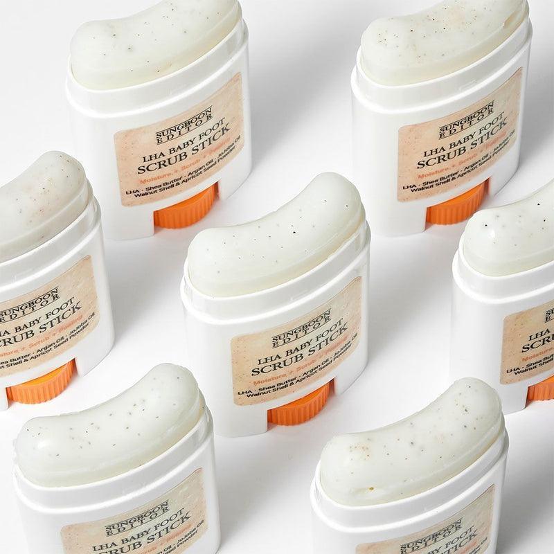 SUNGBOON EDITOR Laha Baby Foot Scrub Stick : pots de gommage pour les pieds, marque SUNGBOON, fond blanc, vue rapprochée.