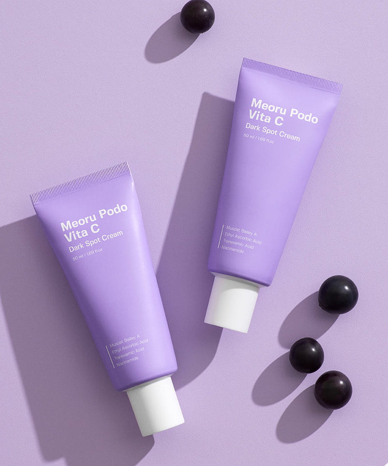 SUNGBOON EDITOR Meoru Podo Vita C Dark Spot Cream 50ml : deux tubes violets sur fond mauve, maquillage/soin visage.