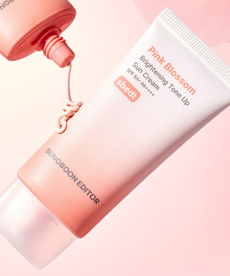 SUNGBOON EDITOR Pink Blossom Brightening Tone-Up Sunscream 50ml, tube rose et crème sur fond pastel, édité par la marque.
