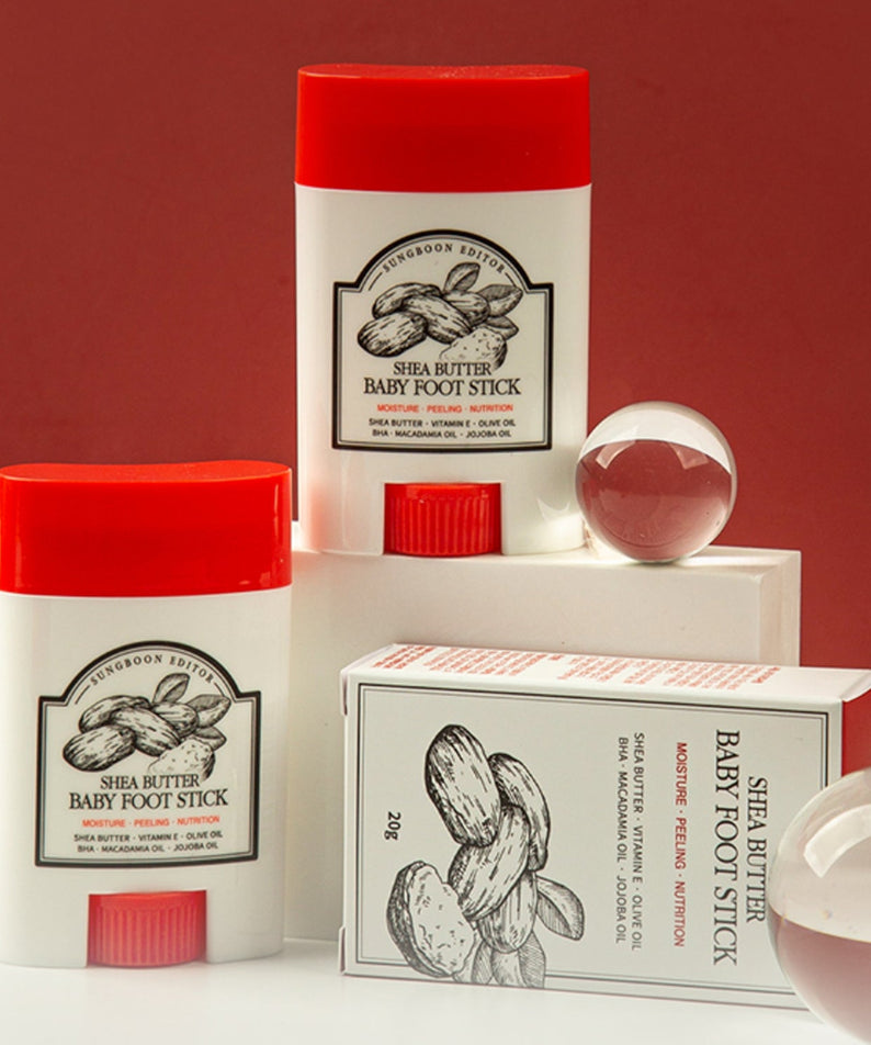 SUNGBOON EDITOR Shea Butter Baby Foot Stick, bâton au beurre de karité pour bébé, marque SUNGBOON, packaging rouge blanc.