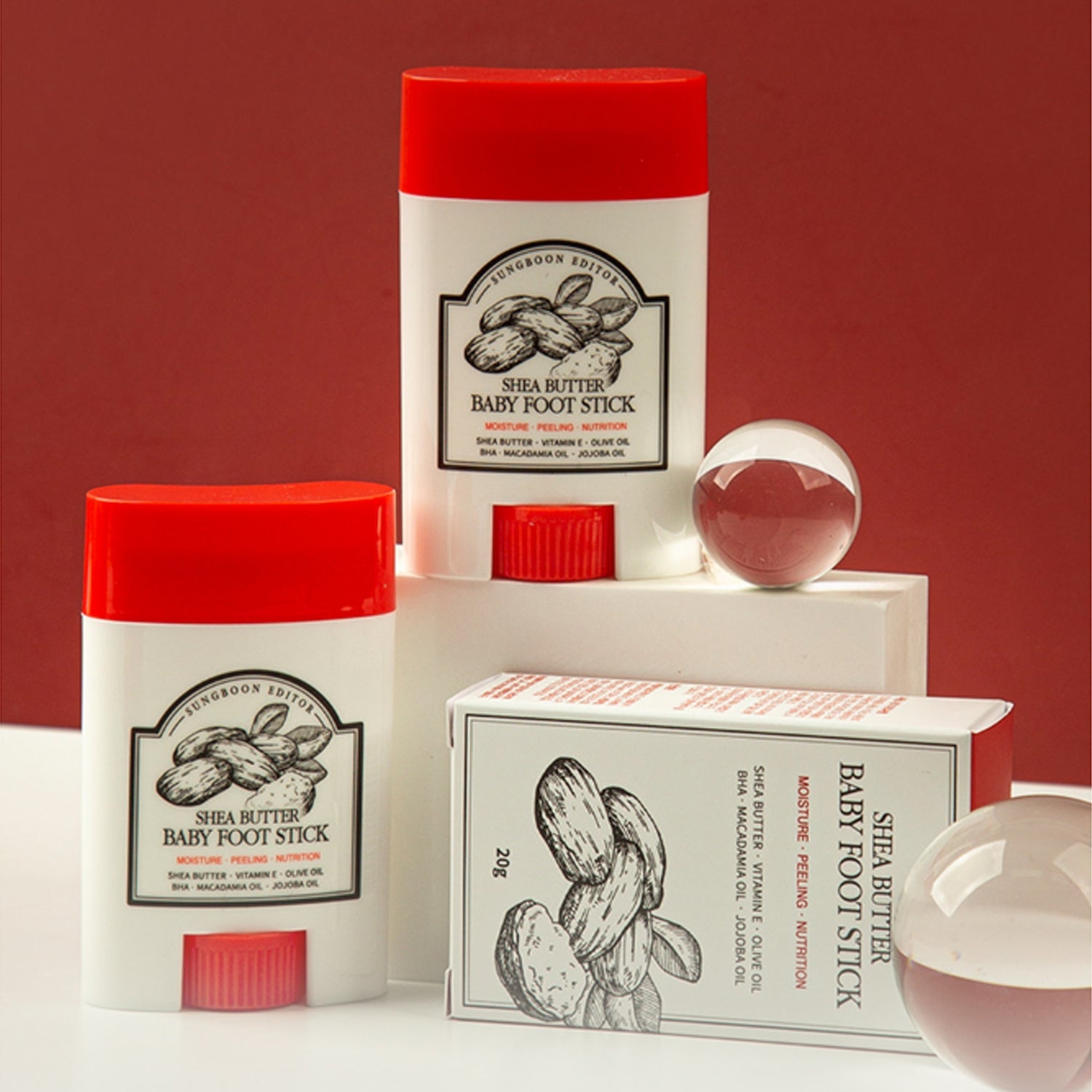 SUNGBOON EDITOR Shea Butter Baby Foot Stick, bâton au beurre de karité pour bébé, marque SUNGBOON, packaging rouge blanc.