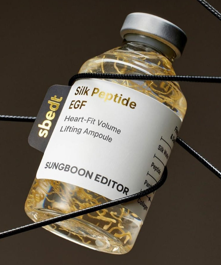 SUNGBOON EDITOR Silk Peptide EGF Heart-Fit Volume Lifting Ampoule 40ml, flacon sur fond sombre en studio avec ruban