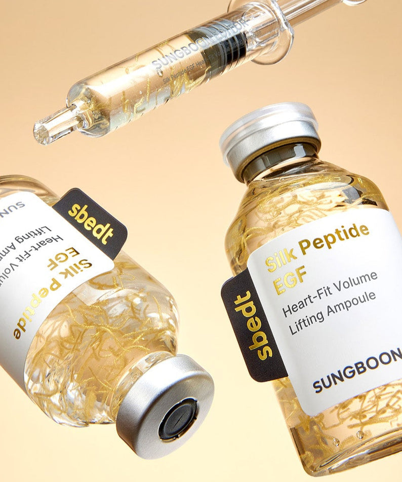 SUNGBOON EDITOR Silk Peptide EGF Heart-Fit Volume Lifting Ampoule 40ml, flacon doré sur fond beige, contexte produit