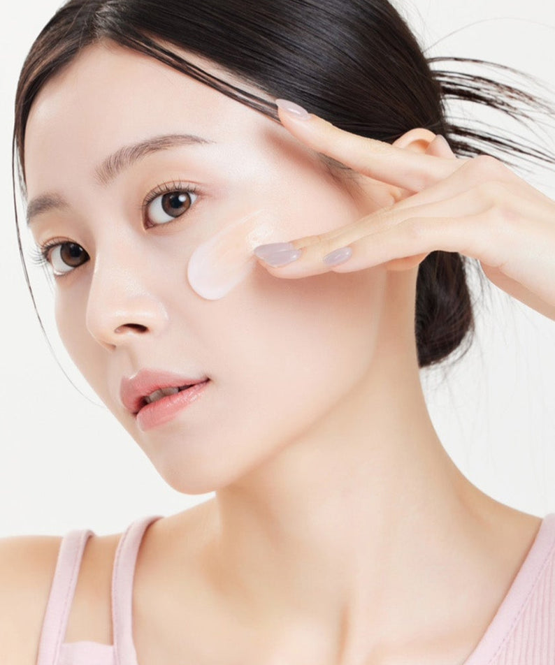 Femme appliquant SUNGBOON EDITOR Apple Peel Glow Skin Soothing Cream 50ml sur visage, soin apaisant et éclatant.