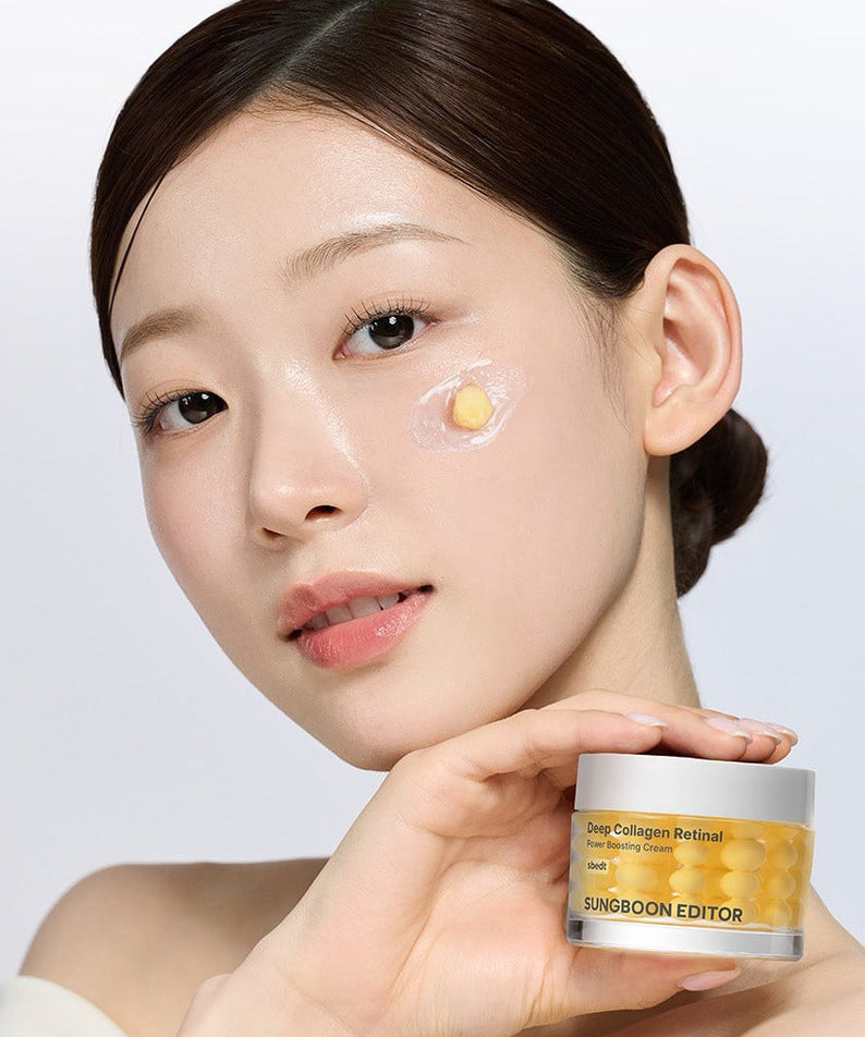 Femme appliquant la crème SUNGBOON EDITOR Deep Collagen Retinal Shot Power Boosting Cream sur son visage. Pot de crème en main.