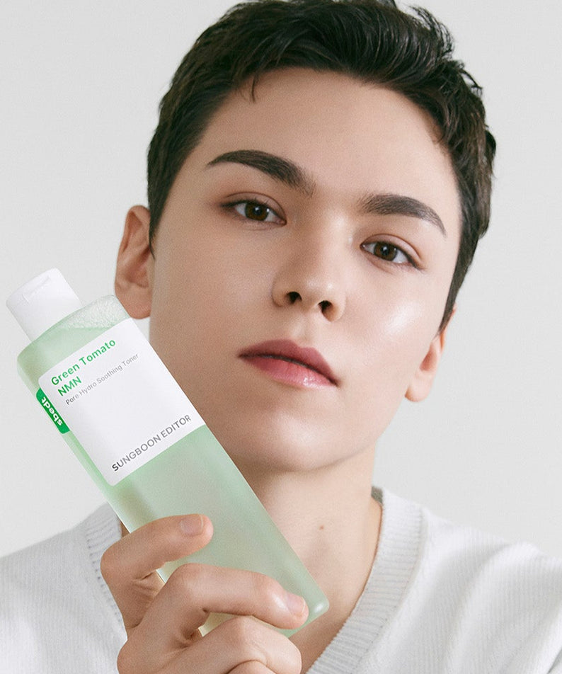 Homme tenant SUNGBOON EDITOR Green Tomato NMN Pore Hydro Soothing Toner 350g, toner apaisant et hydratant à base de tomate verte.