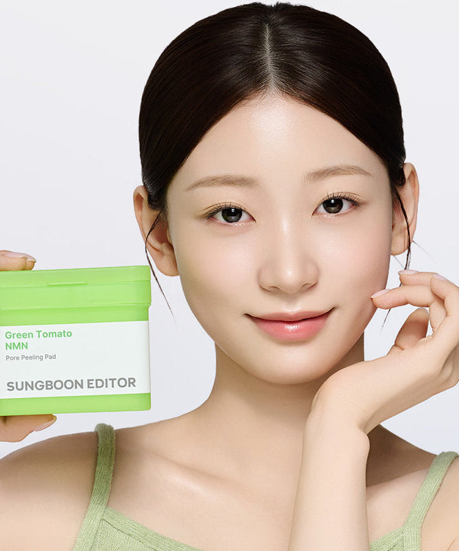 Femme tenant SUNGBOON EDITOR Green Tomato NMN Pore Peeling Jumbo Pad 60 Pads avec sourire, produit de soin de la peau.