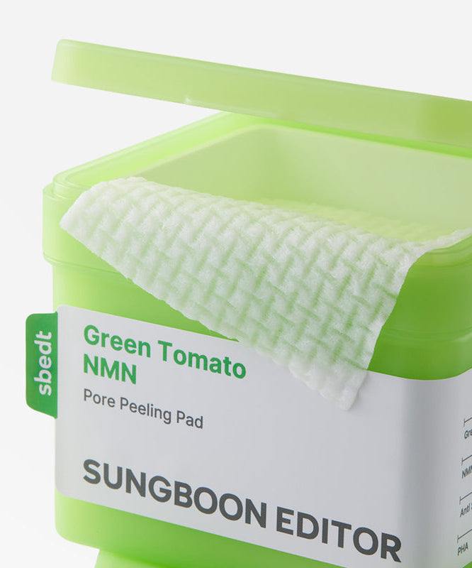 SUNGBOON EDITOR Green Tomato NMN Pore Peeling Jumbo Pad 60 Pads, boîte ouverte, révélant une lingette exfoliante, soin visage.