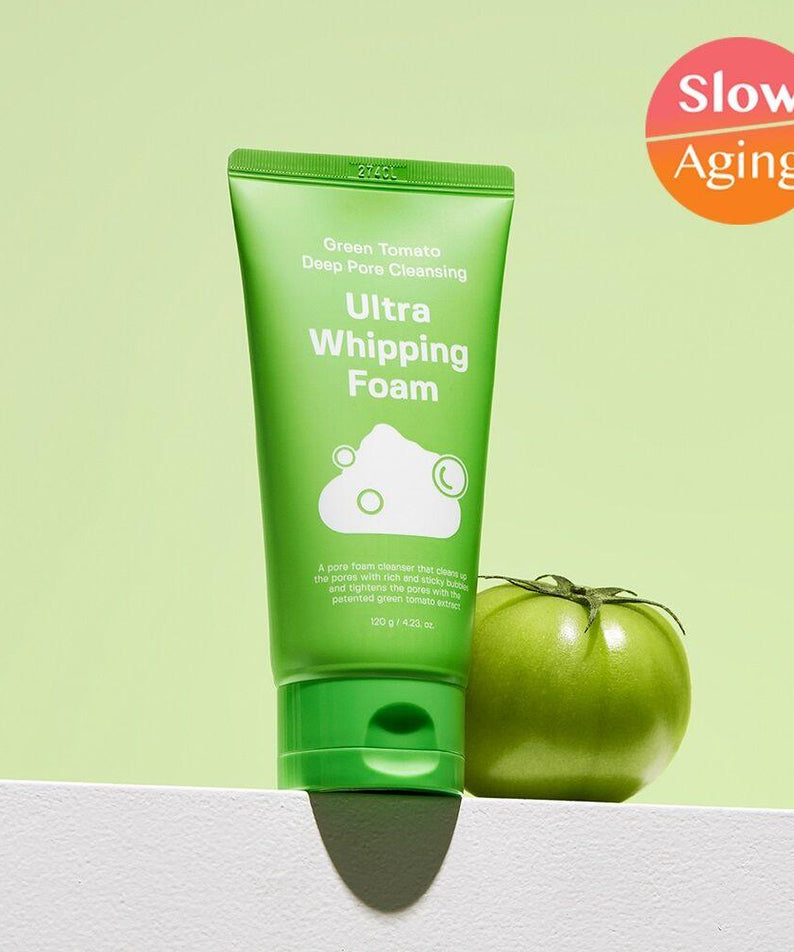 SUNGBOON EDITOR Green Tomato Pore Whipping Foam 120g sur fond vert avec tomate, produit anti-vieillissement pour peau.