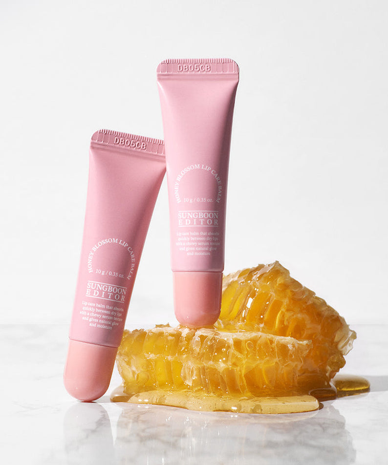 Baume à lèvres SUNGBOON EDITOR Honey Blossom sur nid d'abeille pour soin hydratant naturel.