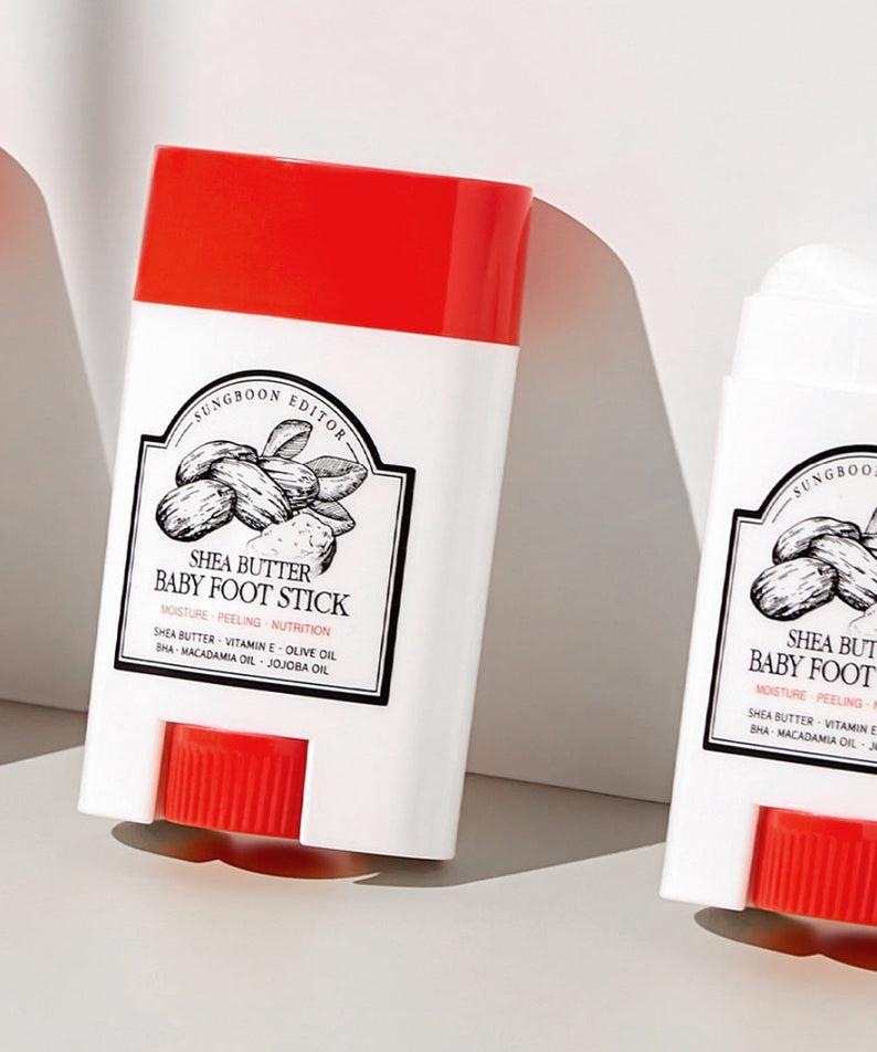 SUNGBOON EDITOR Shea Butter Baby Foot Stick hydratant pour les pieds dans un emballage élégant avec beurre de karité.