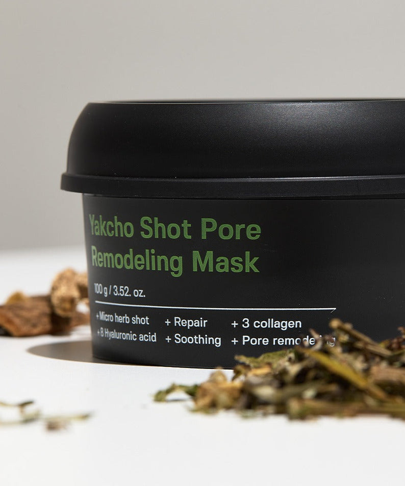 Yakcho Shot Pore Remodeling Mask 100g avec ingrédients naturels pour soin de la peau et resserrement des pores en arrière-plan.