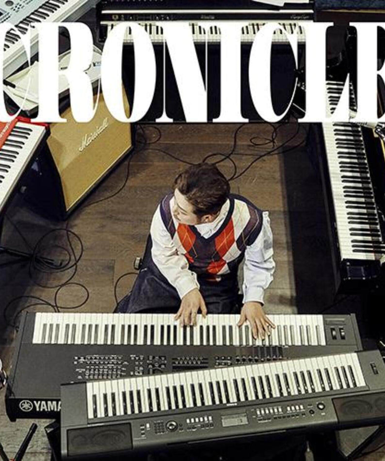 SUNGHOON - 2nd Album [CRONICLE] - Album Kpop : SUNGHOON en studio de musique, claviers et ambiance créative, affiche.