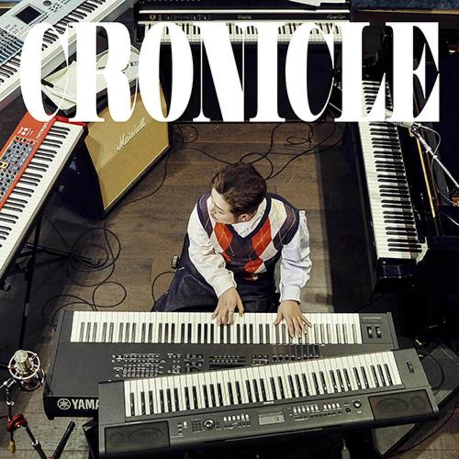 SUNGHOON - 2nd Album [CRONICLE] - Album Kpop : SUNGHOON en studio de musique, claviers et ambiance créative, affiche.