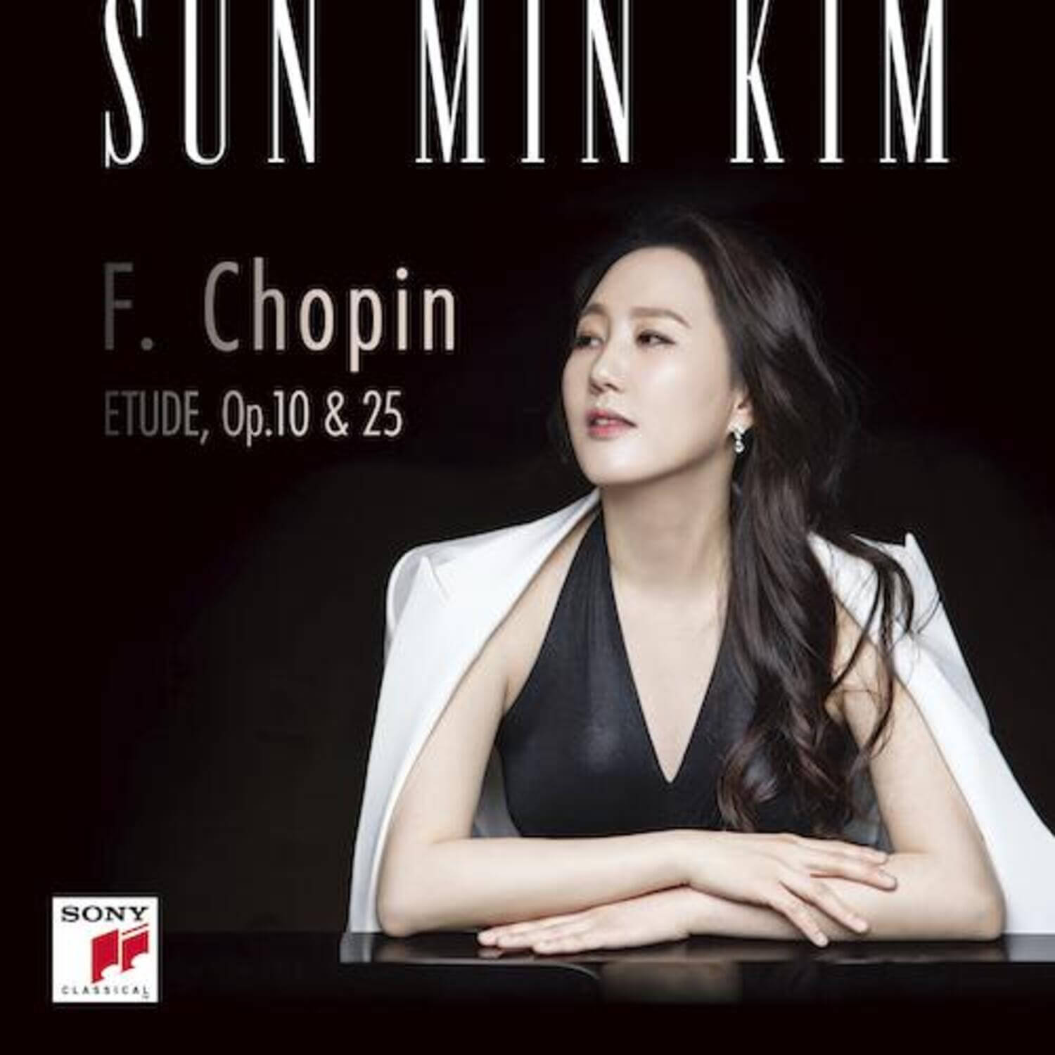 SUNMIN KIM - [F. Chopin Etude, Op.10 & 25] - Album Kpop : portrait de la chanteuse face au piano, visuel Sony Classics