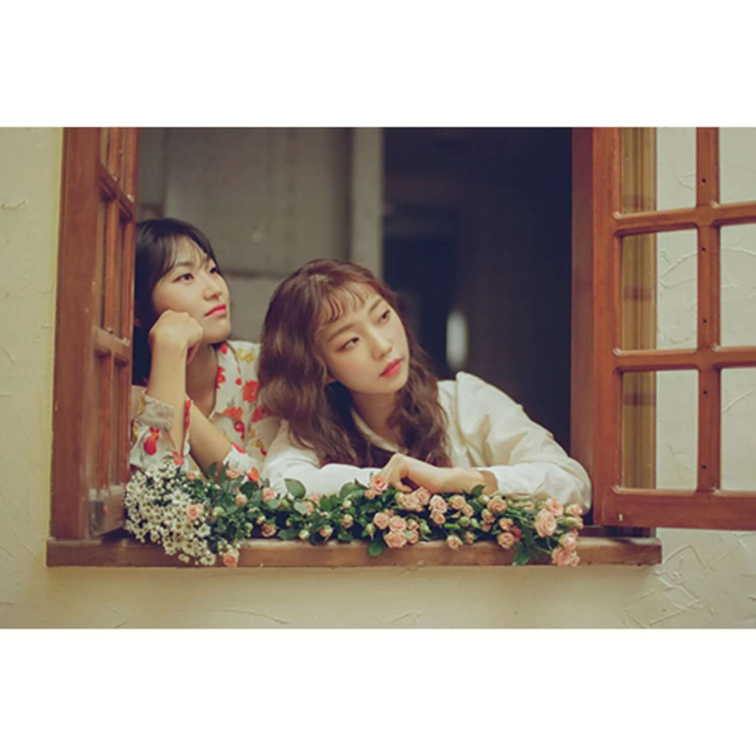 SWEDEN LAUNDRY - Album Kpop : visuel Kpop avec deux membres devant une fenêtre, décor fleuri, pour fans de la marque.
