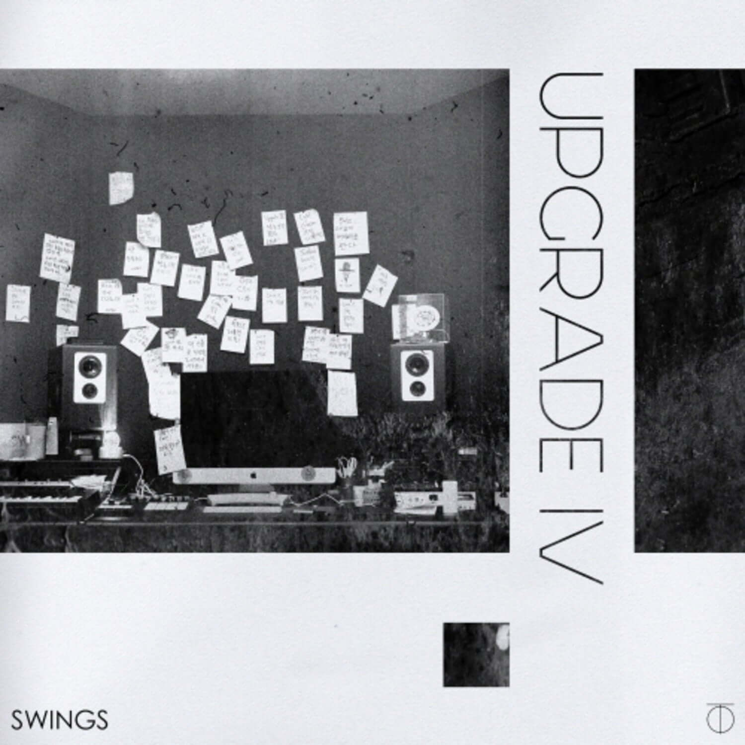 SWINGS - 7th Album [UPGRADE Ⅳ] - Album Kpop : visuel noir et blanc du packaging SWINGS, photos promo studio et texte vertical