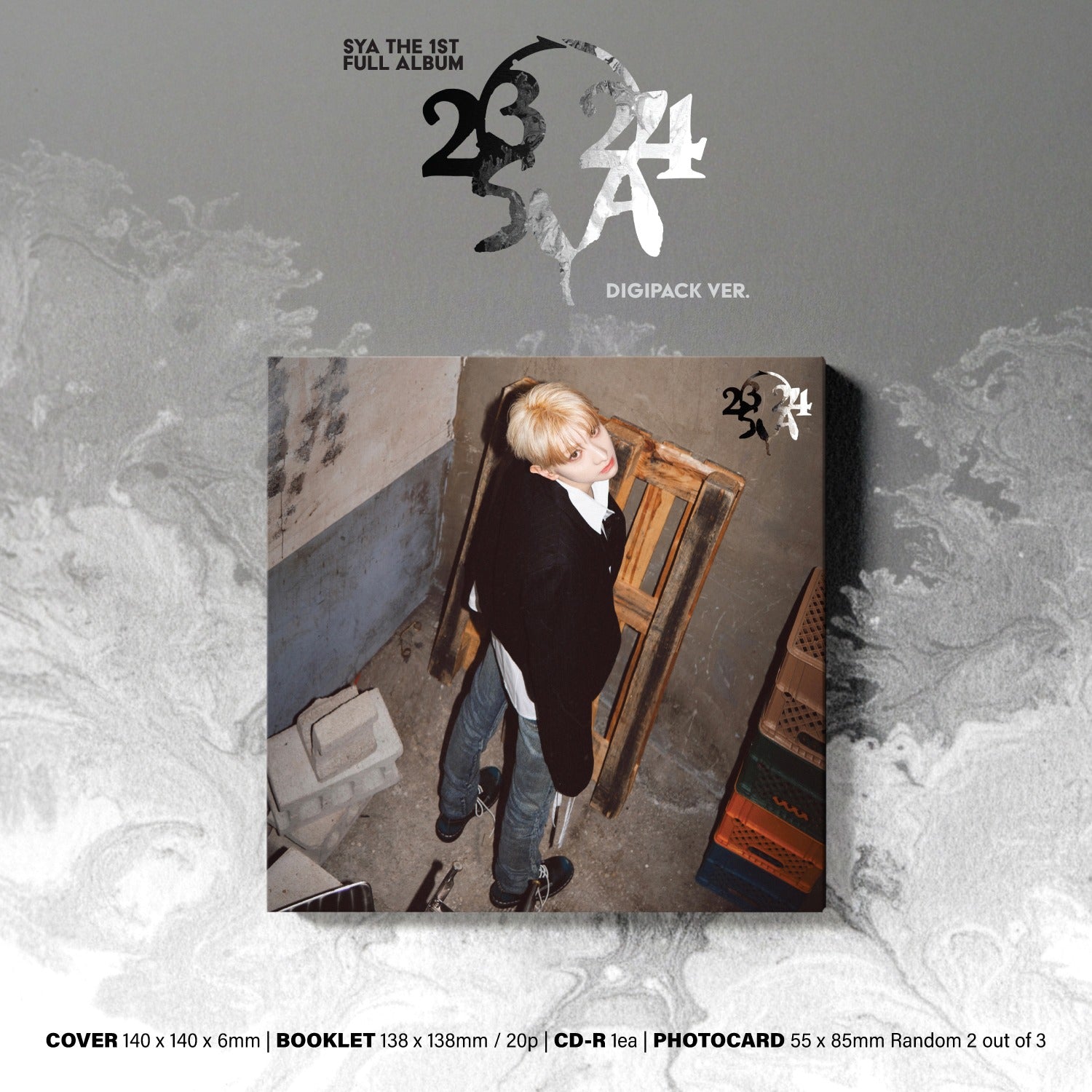 SYA - 1st Album [23:24] - Album Kpop en digipack, photo du membre tenant une valise, visuel gris avec texte 23 24