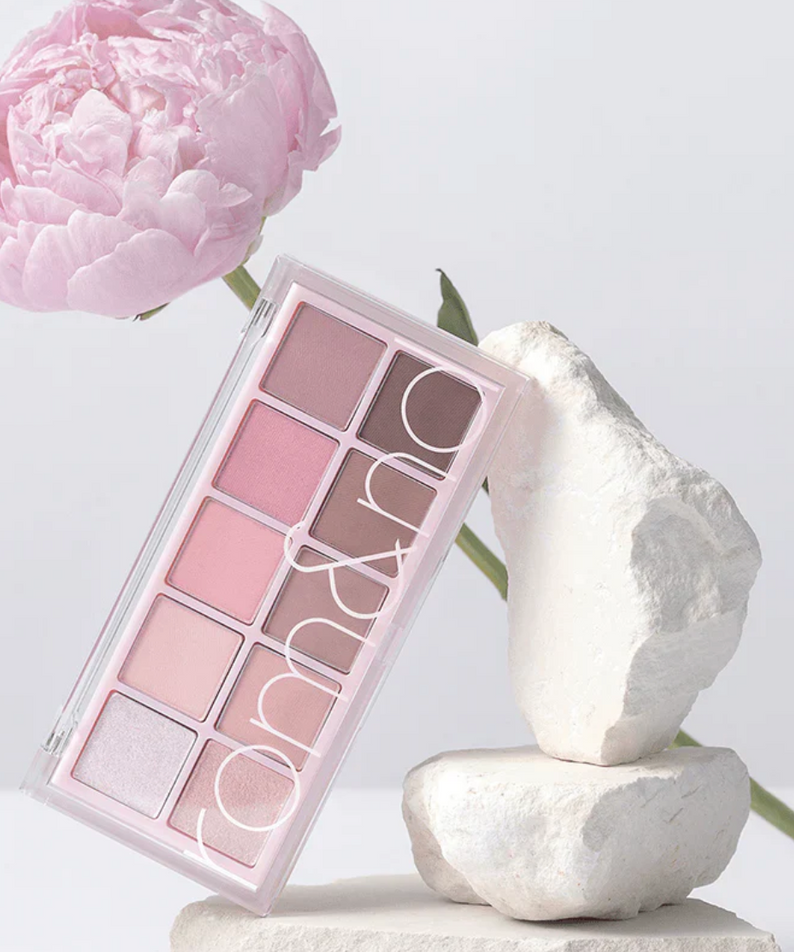 ROMAND Better Than Palette, maquillage yeux, palette nude rose de la marque ROMAND sur fond clair fleuri