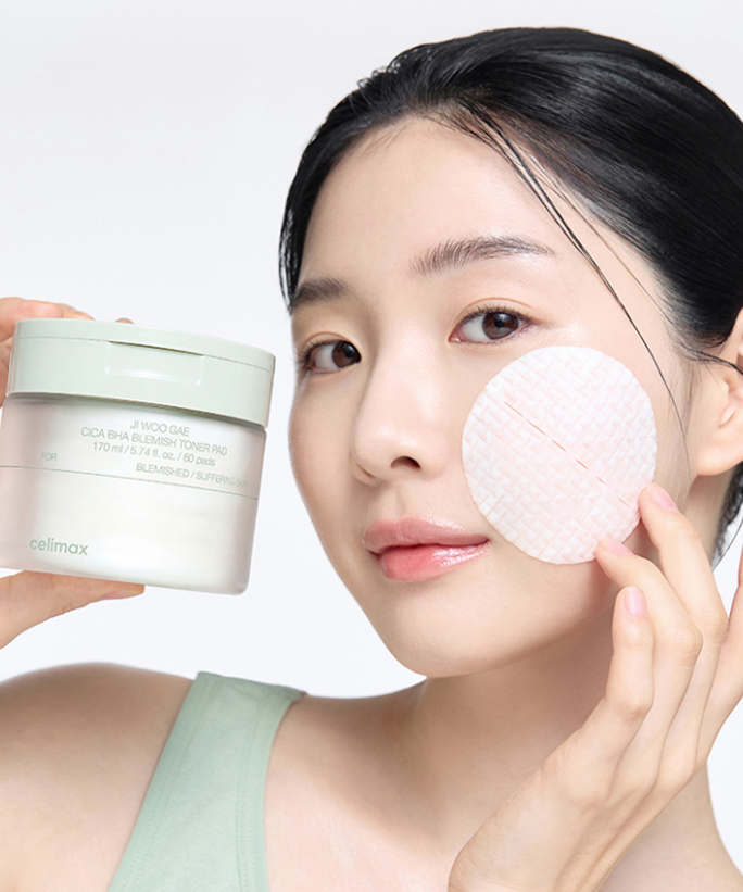 Femme utilisant un CELIMAX Ji Woo Gae Cica BHA Blemish Toner Pad 60 pads sur son visage