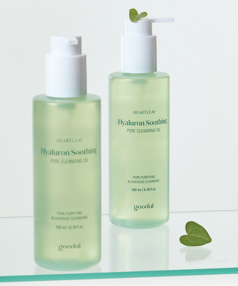 GOODAL Eoseongcho Hyaluronic Soothing Pore Cleansing Oil 200ml sur une étagère blanche avec des feuilles vertes en arrière-plan.