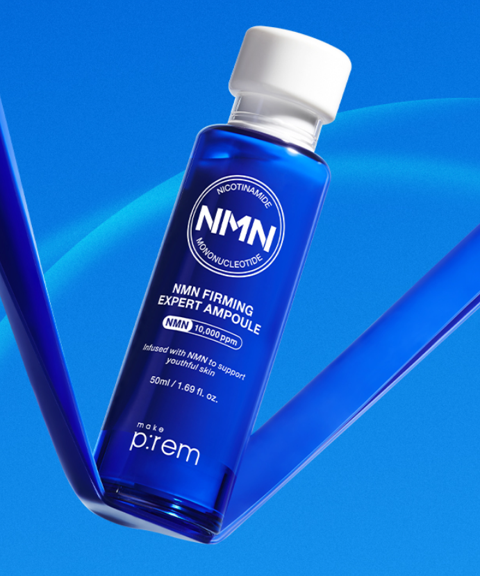 MAKE PREM NMN Firming Expert Ampoule 50ml, produit raffermissant, bouteille bleue sur fond bleu dynamique.