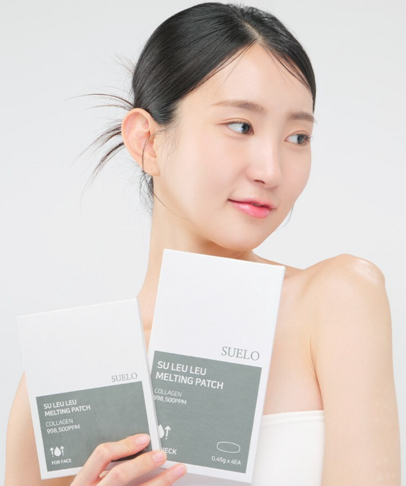 Femme souriante avec SUELO Su Leu Leu Melting Patch 4 sheets, produit pour soin de la peau. Boîtes blanches et grises en main.