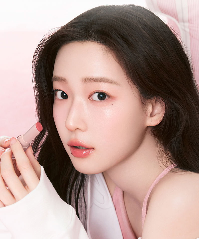 Personne utilisant HOLIKA HOLIKA Glow Rise Balm 8 colors, maquillage lumineux pour lèvres et joues.