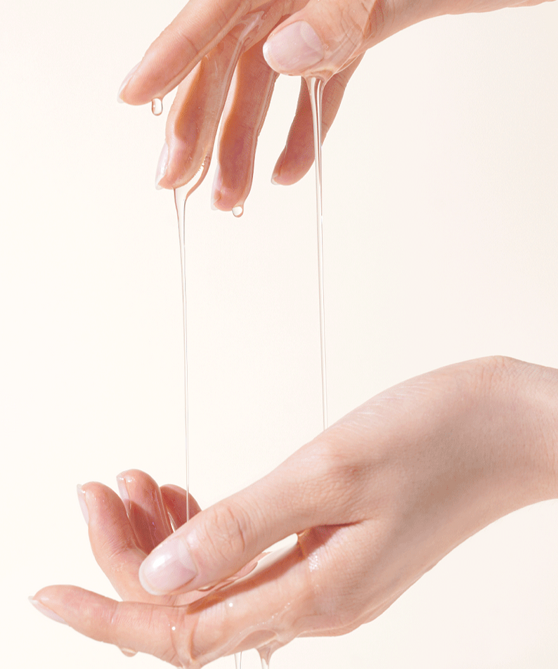 Texture de HOLIKA HOLIKA Gold Kiwi Vita C+ Brightening Cleansing Oil 200ml sur mains, huile de nettoyage illuminante.