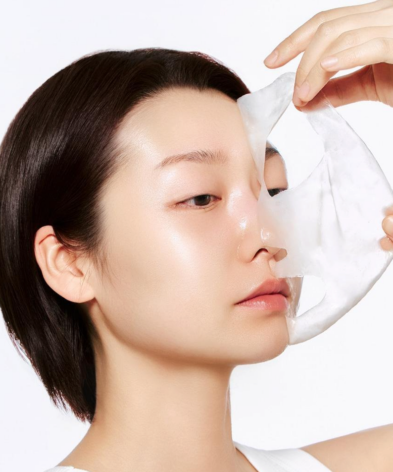 Application du masque ABIB Lifting Collagen Wrapping Mask Resurrection Film 100ml sur le visage pour revitaliser la peau.