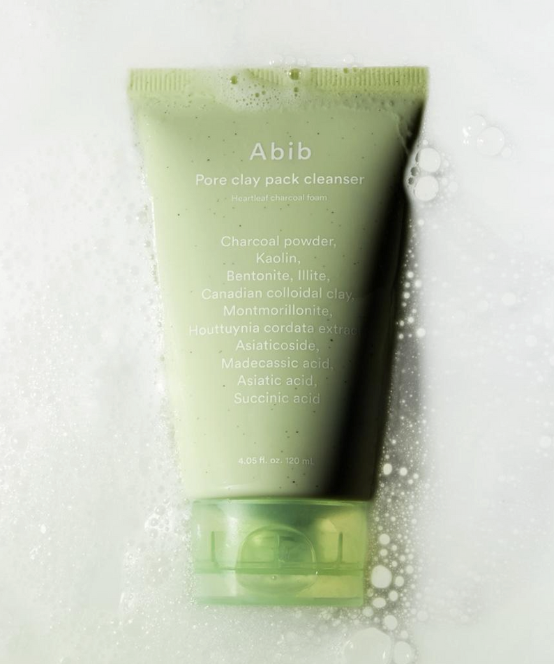 Nettoyant ABIB Pore Clay Pack Cleanser 120ml présenté sur fond mouillé avec des bulles, emballage vert pastel élégant.