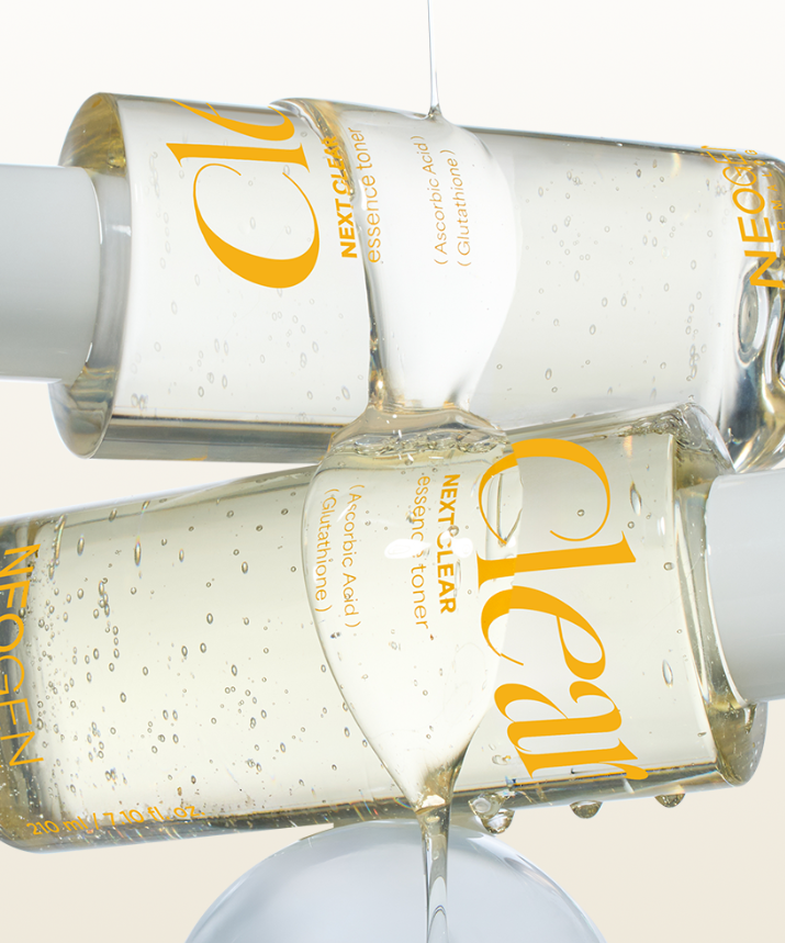 Flacons de NEOGEN Next Clear Essence Toner 210ml en gros plan, liquides transparents, fond blanc.