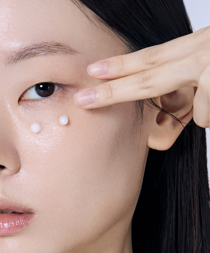 Application de NEOGEN One Minute Wrinkle Lift Cream 3ml*4 sous l'œil pour une peau lisse et ferme.