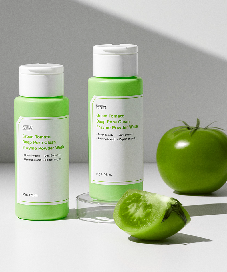 SUNGBOON EDITOR Green Tomato Deep Pore Clean Enzyme Powder Wash 50g : flacons verts sur fond minimal, tomate verte à côté.