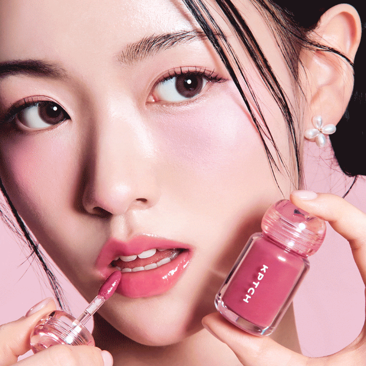 KEEP IN TOUCH Chili Jelly Lip Plumper de la marque KEEP IN TOUCH, maquillage lèvres, gros plan sur visage et produit.
