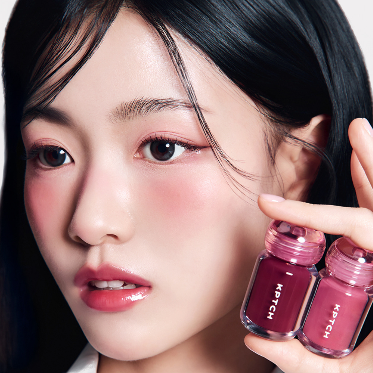 KEEP IN TOUCH Chili Jelly Lip Plumper de la marque sur lèvres, flacons jelly rouges tenus près du visage, maquillage doux.